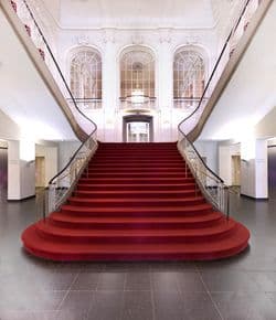 Candida Höfer, Komische Oper Berlin VII, 2020, C-Print, 140 x 118 cm, Kunsthalle Bremen – Der Kunstverein in Bremen / Dauerleihgabe aus der Sammlung Ültzen, © VG Bild-Kunst, Bonn 2026, Courtesy of the Artist and Konrad Fischer Galerie