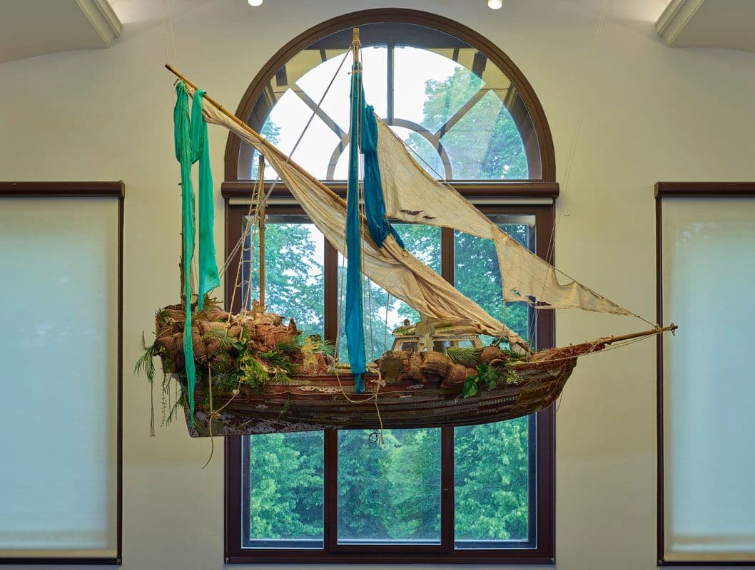 Ausstellungsansicht eines Schiffsmodells an der Decke hängend