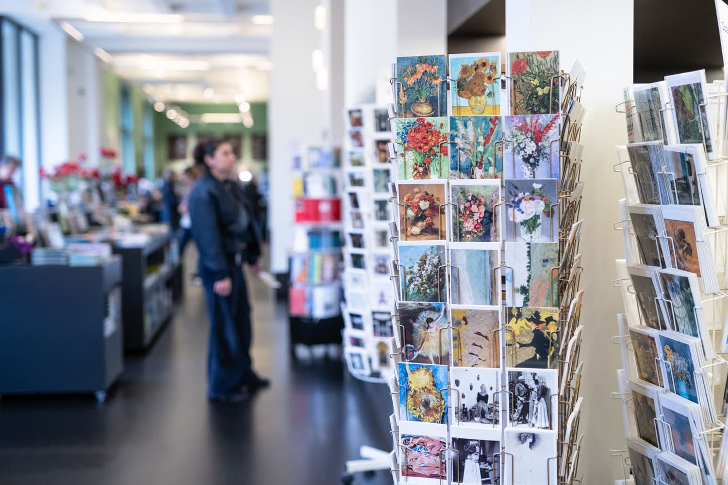 Ständer mit Kunst-Postkarten