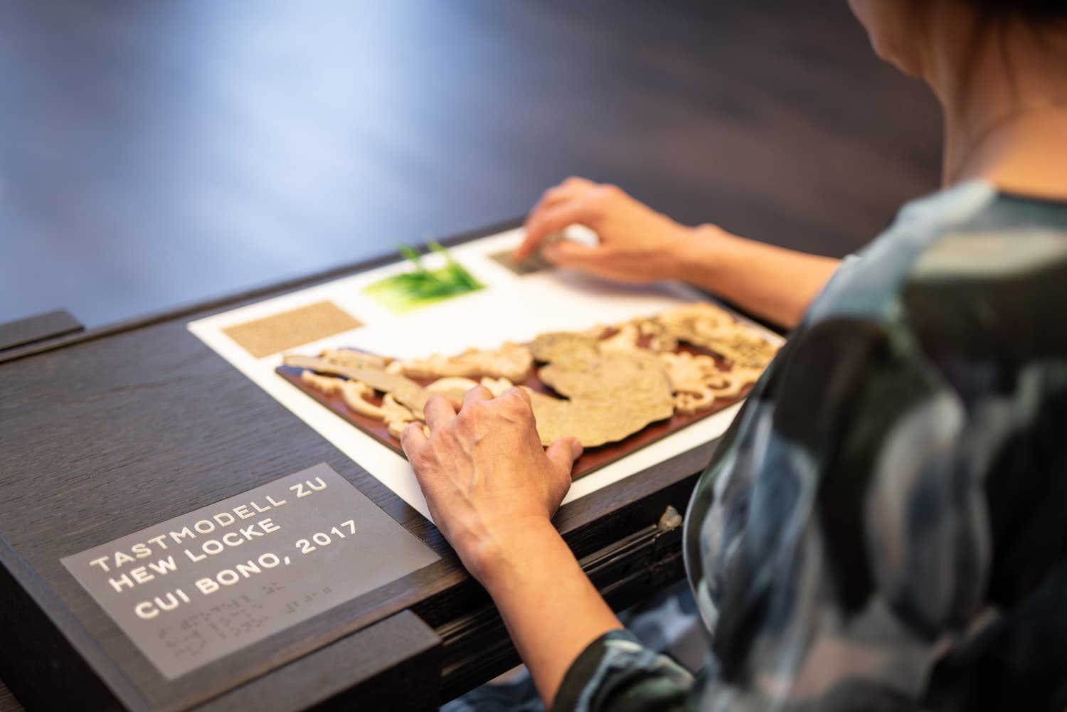 Hände erfühlen ein Tastmodell zu Hew Locke, Cui Bono, 2017