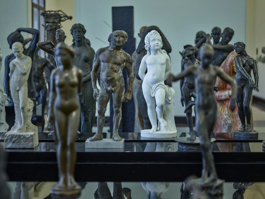 Ausstellungsraum mit vielen Skulpturen