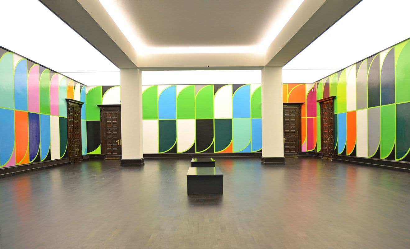 Ausstellungsraum mit buntem grafischen Muster an den Wänden