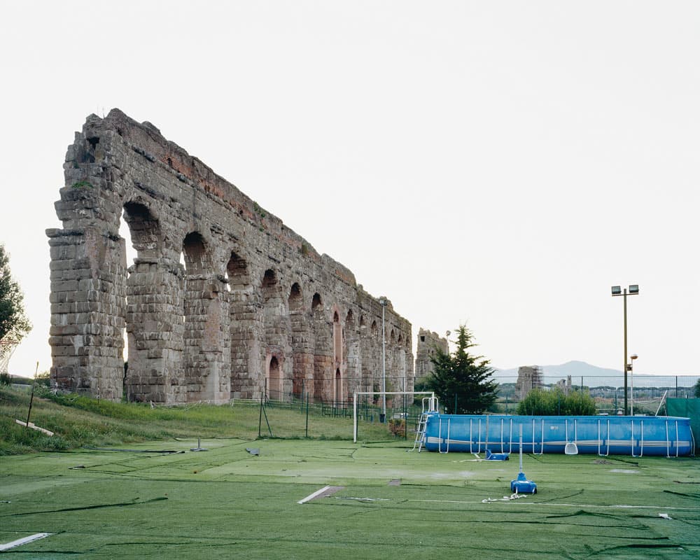 Ruine eines römischen Aquädukts neben einem Sportplatz