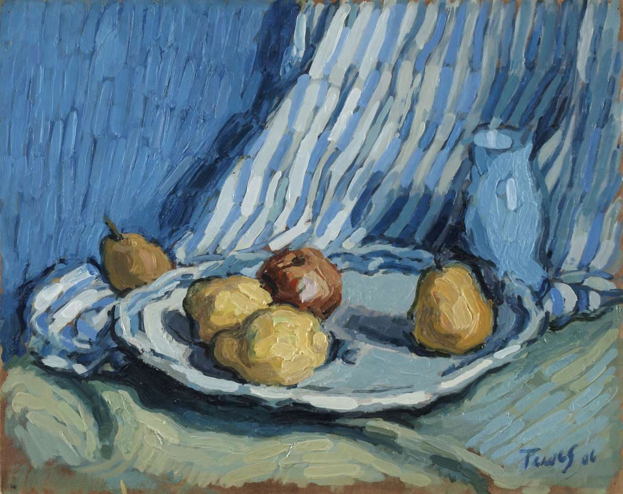 Gemaltes Stillleben mit Äpfeln und Birnen auf einem Teller, dahinter eine blaue Kanne und ein blau-weiß gestreifter Vorhang
